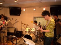5月のジャムセッションの様子｜軽音ジャズバンドで一緒のドラムとギターに講師が参加