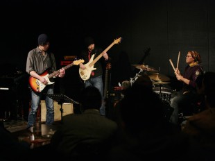 2012年度発表会｜ギター科Qさん、ベース科Iさん、ドラム科Kさん